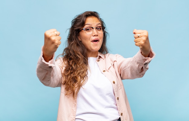 giovane donna graziosa che gesturing