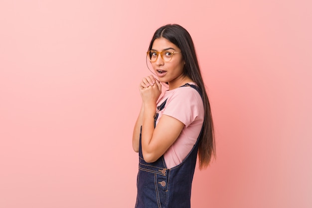 Giovane donna graziosa che indossa un denim jeans spaventato e impaurito.