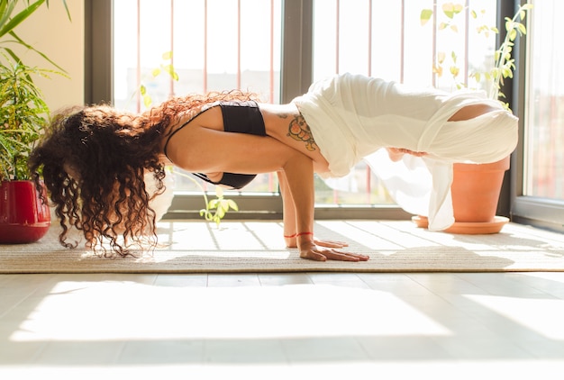 Giovane donna graziosa che pratica yoga