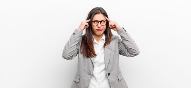 Giovane donna graziosa che sembra concentrata