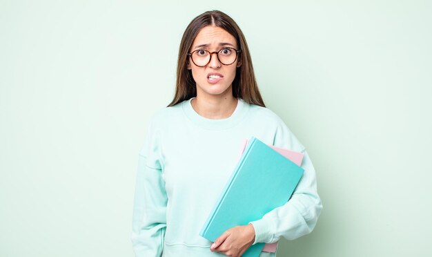 Giovane donna graziosa che sembra perplessa e confusa. studente universitario