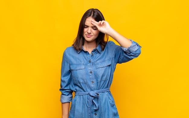 Giovane donna graziosa che sembra stressata, stanca e frustrata