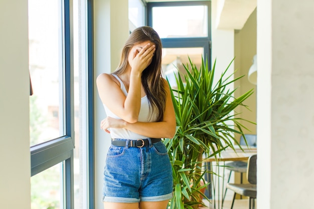 Giovane donna graziosa che sembra stressata