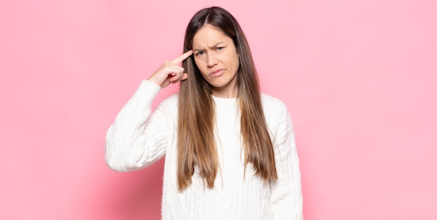 Giovane donna graziosa che si sente confusa e perplessa