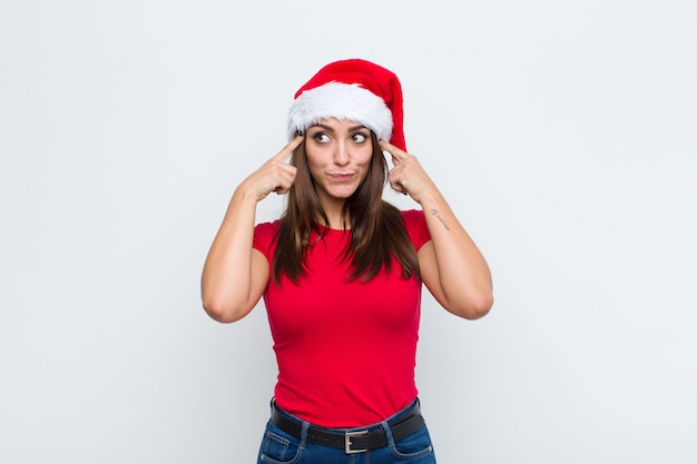 Giovane donna graziosa con cappello santa. Concetto di natale.