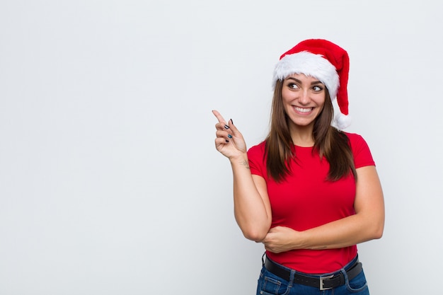 Giovane donna graziosa con cappello santa. Concetto di natale.