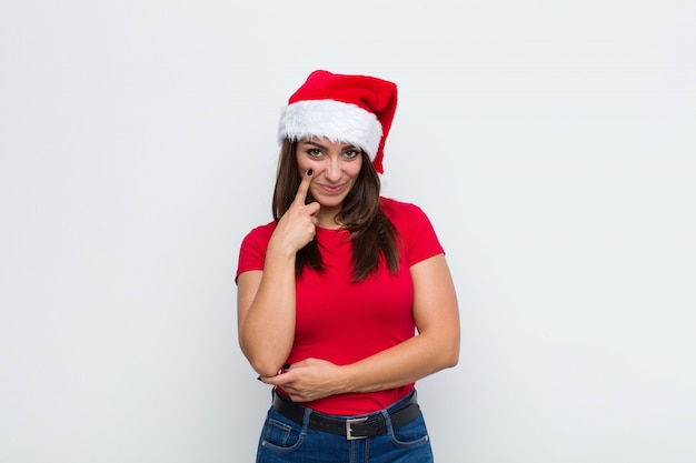 Giovane donna graziosa con cappello santa. Concetto di natale.