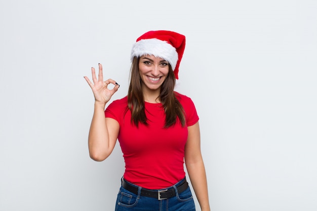 Giovane donna graziosa con cappello santa. Concetto di natale.