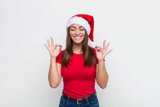 Giovane donna graziosa con cappello santa. Concetto di natale.