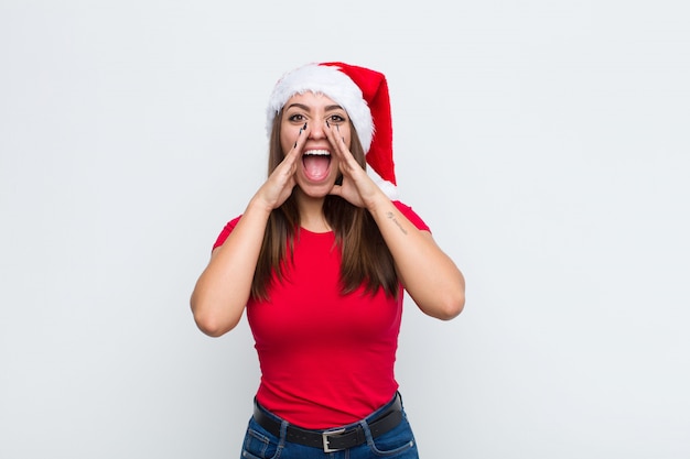 Giovane donna graziosa con cappello santa. Concetto di natale.