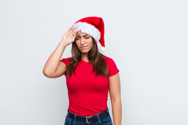 Giovane donna graziosa con cappello santa. Concetto di natale.