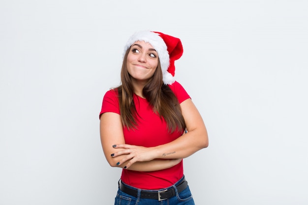 Giovane donna graziosa con cappello santa. Concetto di natale.