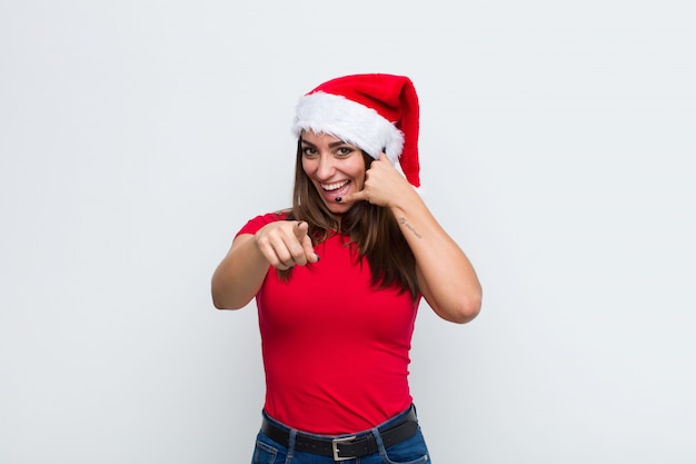 Giovane donna graziosa con cappello santa. Concetto di natale.