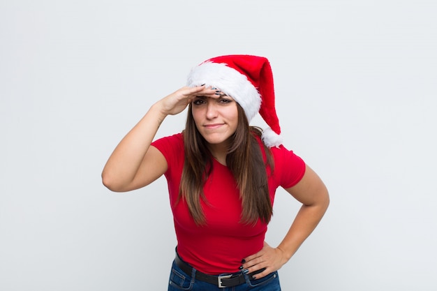 Giovane donna graziosa con cappello santa. Concetto di natale.