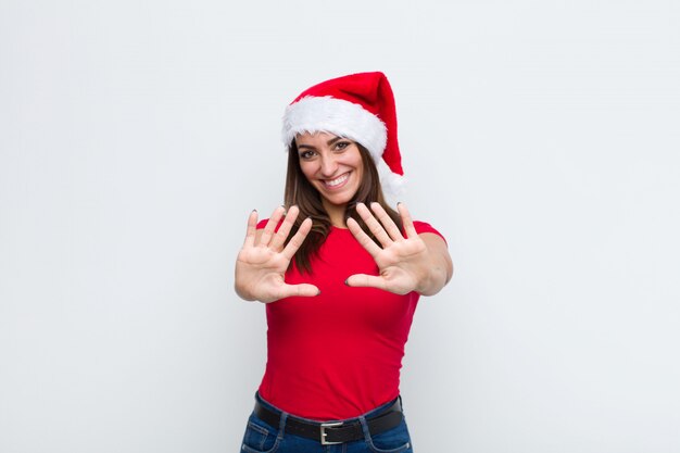 Giovane donna graziosa con cappello santa. Concetto di natale.