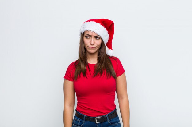 Giovane donna graziosa con cappello santa. Concetto di natale.