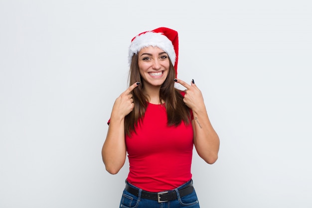 Giovane donna graziosa con cappello santa. Concetto di natale.