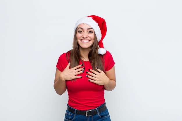 Giovane donna graziosa con cappello santa. Concetto di natale.