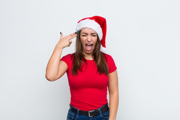 Giovane donna graziosa con cappello santa. Concetto di natale.