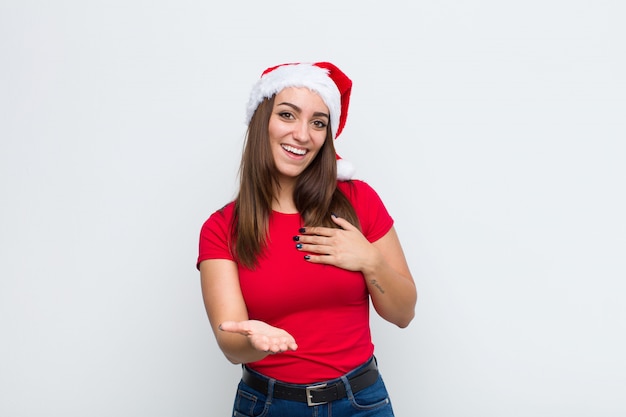 Giovane donna graziosa con cappello santa. Concetto di natale.