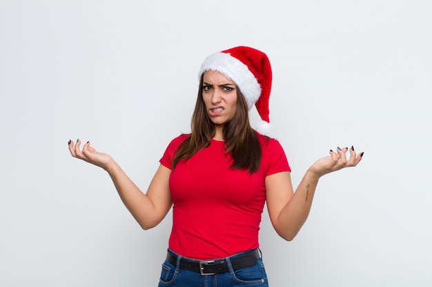 Giovane donna graziosa con cappello santa. Concetto di natale.