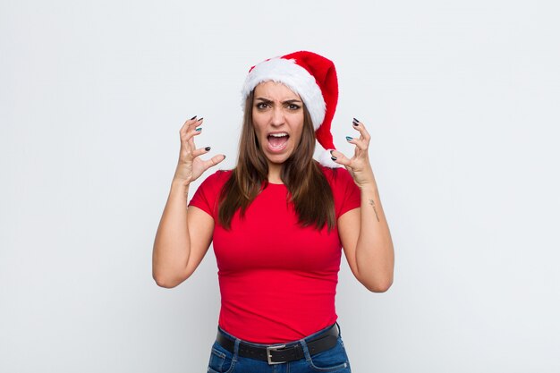 Giovane donna graziosa con cappello santa. Concetto di natale.