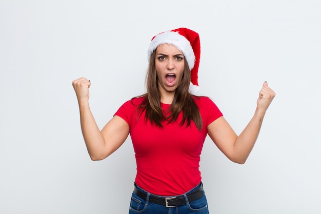 Giovane donna graziosa con cappello santa. Concetto di natale.