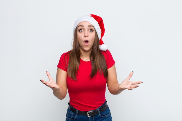 Giovane donna graziosa con cappello santa. Concetto di natale.