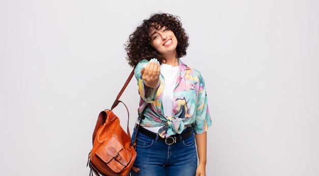 giovane donna graziosa con i capelli afro che ti invita