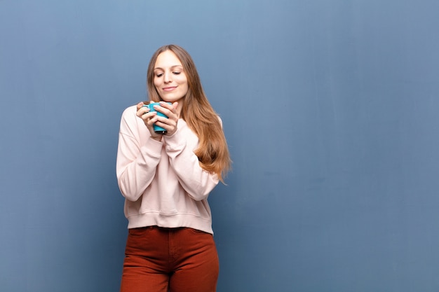 Giovane donna graziosa con un caffè