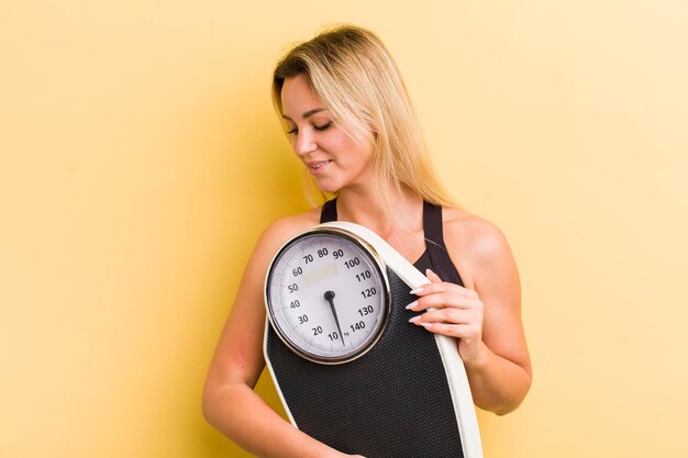 Giovane donna graziosa con un concetto di fitness e dieta di equilibrio del peso