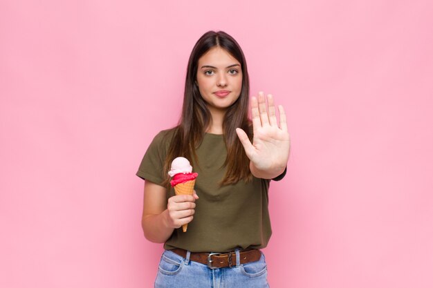 giovane donna graziosa con un gelato