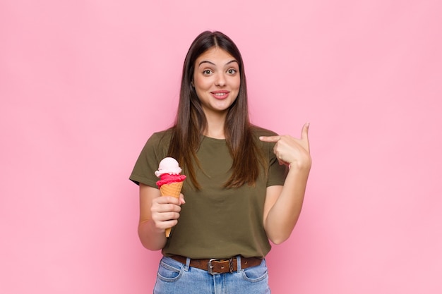 giovane donna graziosa con un gelato