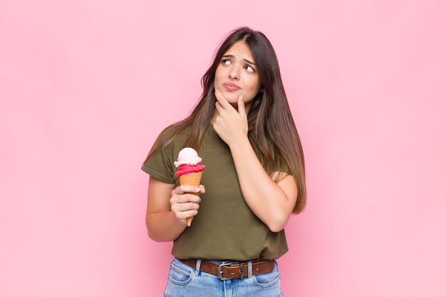 giovane donna graziosa con un gelato