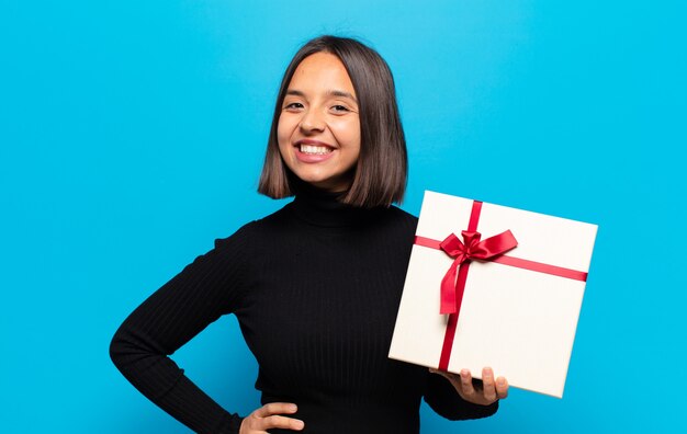 Giovane donna graziosa con un regalo