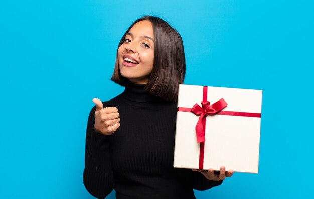 Giovane donna graziosa con un regalo