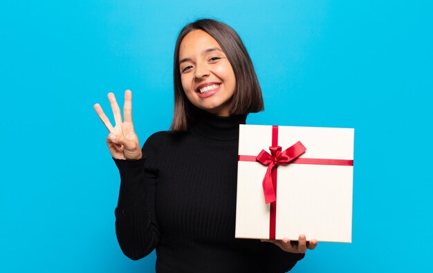 Giovane donna graziosa con un regalo