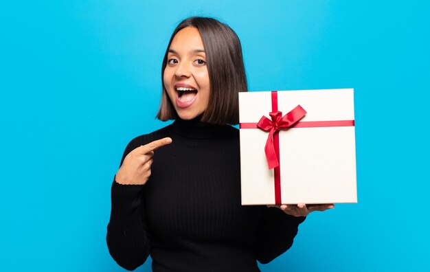 Giovane donna graziosa con un regalo