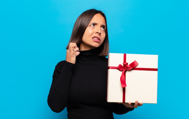 Giovane donna graziosa con un regalo