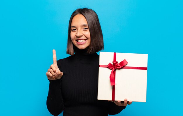 Giovane donna graziosa con un regalo