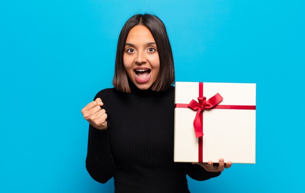 Giovane donna graziosa con un regalo