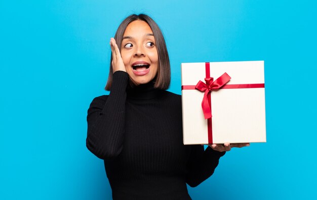 Giovane donna graziosa con un regalo