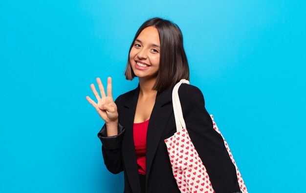 Giovane donna graziosa con una borsa di cuori