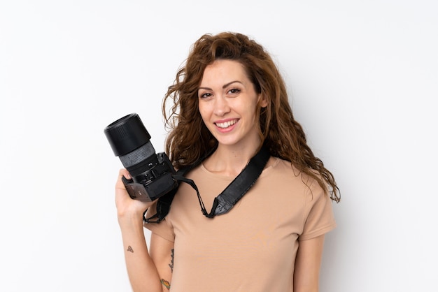 Giovane donna graziosa con una macchina fotografica professionale