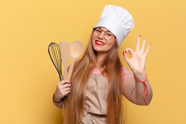 Giovane donna graziosa. concetto di chef di espressione felice e sorpreso