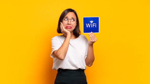 Giovane donna graziosa. concetto di wifi