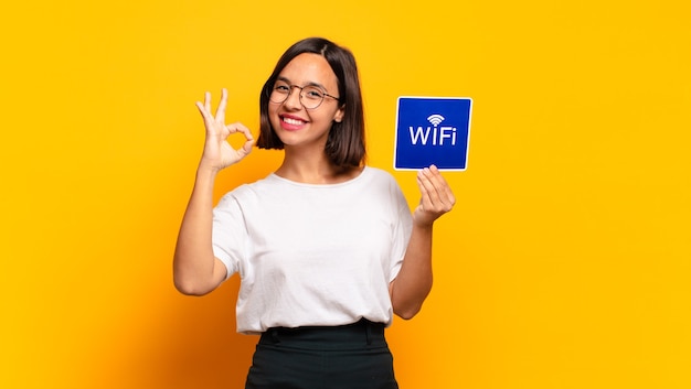 Giovane donna graziosa. concetto di wifi