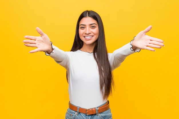 Giovane donna graziosa contro giallo