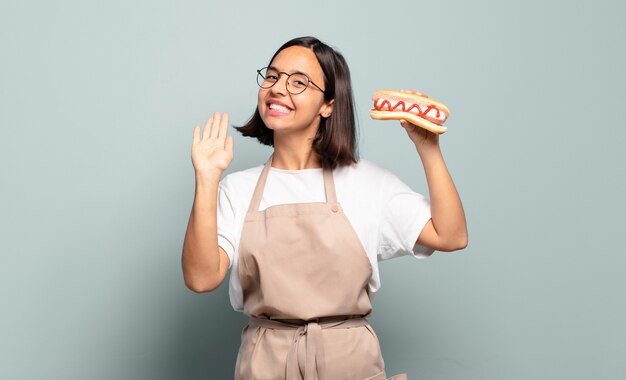 Giovane donna graziosa del cuoco unico. concetto di fast food