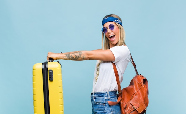 Giovane donna graziosa del hippie con una borsa di cuoio